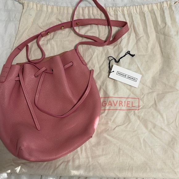 MANSUR Pebble Leather Bucket Bag in PEONY